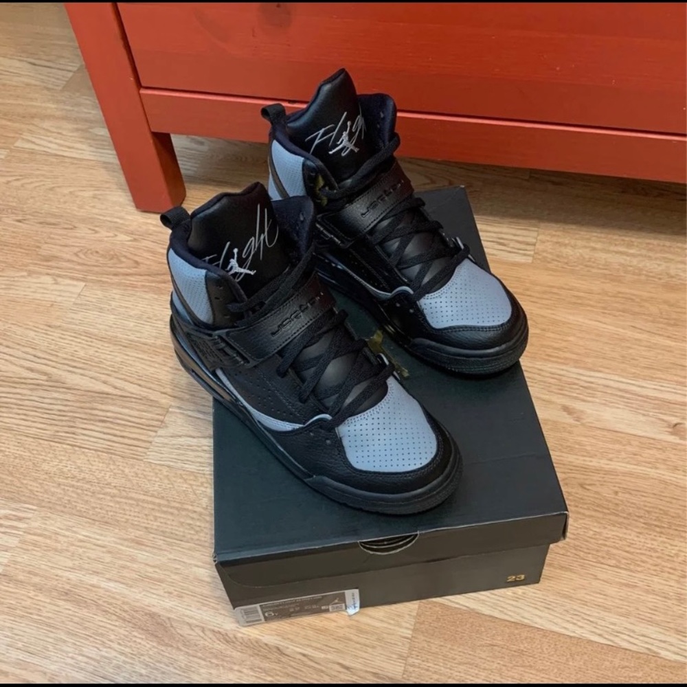 Jordan Flights sz 6Y Gray & Black